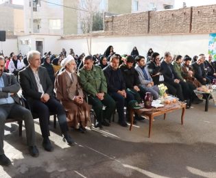 حضور شهردار، اعضای شورای اسلامی شهر، امام جمعه و جمعی از مسئولین اجرایی،قضایی وانتظامی شهرستان در مراسم”زنگ انقلاب”