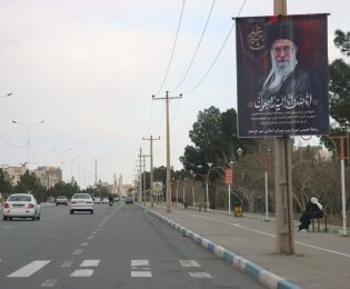 🏴نصب بنر و سیاه پوش نمودن سطح شهر گرمسار بمناسبت شهادت حضرت امام خامنه‌ای (ره)