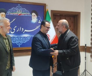 دیدار اعضای شورای اسلامی شهر گرمسار به همراه جمعی از کارکنان شهرداری با شهردار گرمسار به مناسبت روز شهردار