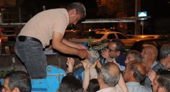 تجلی طراوت و اقتدار در میدان امام (ره)  گزارش تصویری توزیع گل میان شهروندان گرمساری