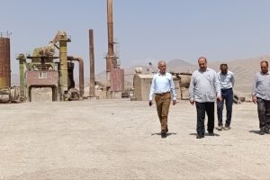 بازدید دکتر عابدینی و مهندس معینیان از روند نوسازی تجهیزات کارخانه آسفالت شهرداری