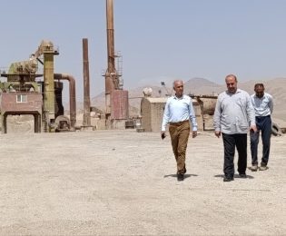 بازدید دکتر عابدینی و مهندس معینیان از روند نوسازی تجهیزات کارخانه آسفالت شهرداری