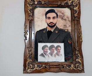 دیدار مسئولان گرمسار با خانواده شهید سروان «سلمان ایزدیار»